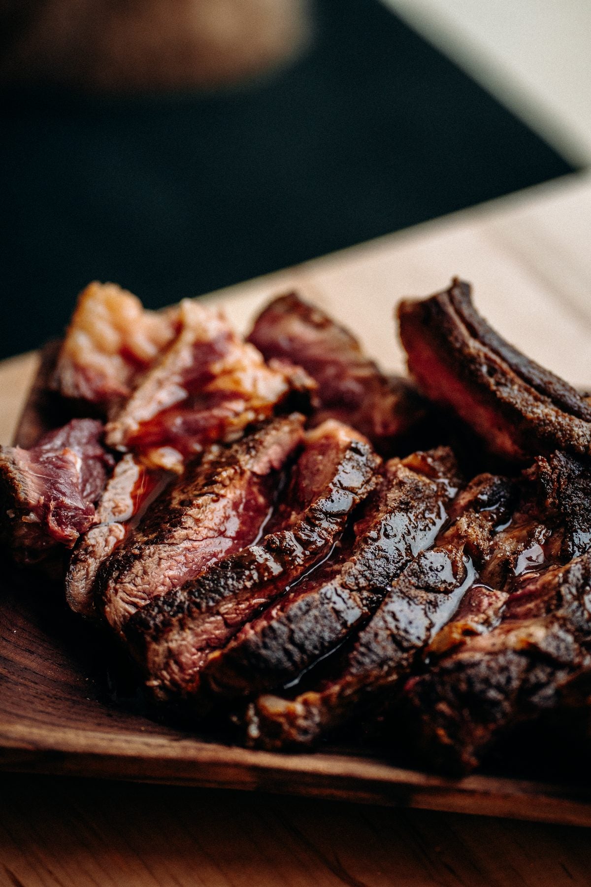 Côte de bœuf tranchée sur une planche de bois au Gueuleton Montréal