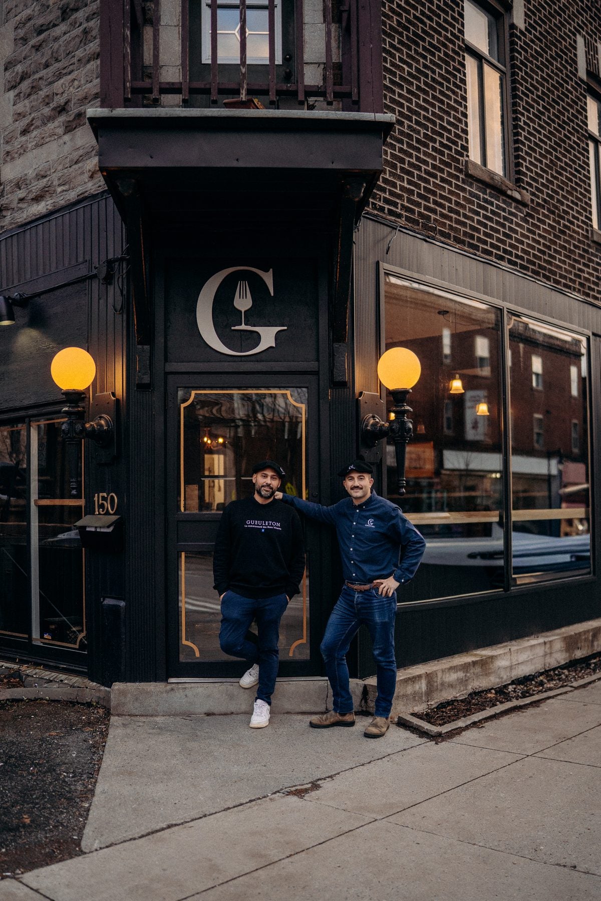 Les fondateurs devant la devanture du restaurant Gueuleton, rue Bernard Ouest
