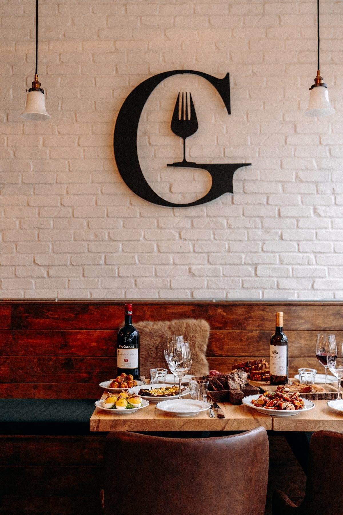 Table dressée devant le logo G du restaurant Gueuleton, Mile-End